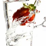 Wasser-Glas mit Erdbeere Green Smoothie Detox - Viel Wasser
